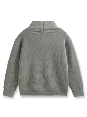 製品画像: アシンメトリーデザイン ニットセーターの全体展示画像。ユニークなアシンメトリーデザインが目を引く一着で、ルーズフィットシルエットがリラックスした雰囲気を演出。秋冬のコーディネートに最適。
詳細画像: アシンメトリーデザイン部分とリブ仕様の袖口ディテールをクローズアップした画像。柔らかな混紡素材の質感と防風性を強調。