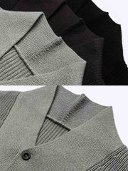 製品画像: アシンメトリーデザイン ニットセーターの全体展示画像。ユニークなアシンメトリーデザインが目を引く一着で、ルーズフィットシルエットがリラックスした雰囲気を演出。秋冬のコーディネートに最適。
詳細画像: アシンメトリーデザイン部分とリブ仕様の袖口ディテールをクローズアップした画像。柔らかな混紡素材の質感と防風性を強調。