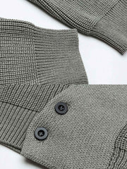 製品画像: アシンメトリーデザイン ニットセーターの全体展示画像。ユニークなアシンメトリーデザインが目を引く一着で、ルーズフィットシルエットがリラックスした雰囲気を演出。秋冬のコーディネートに最適。
詳細画像: アシンメトリーデザイン部分とリブ仕様の袖口ディテールをクローズアップした画像。柔らかな混紡素材の質感と防風性を強調。