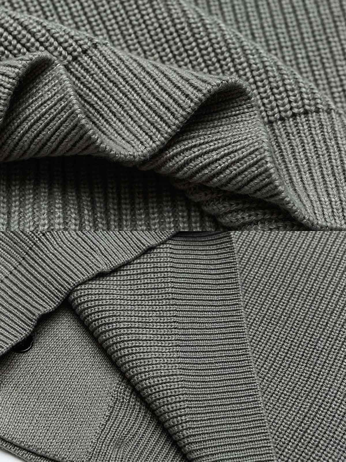 製品画像: アシンメトリーデザイン ニットセーターの全体展示画像。ユニークなアシンメトリーデザインが目を引く一着で、ルーズフィットシルエットがリラックスした雰囲気を演出。秋冬のコーディネートに最適。
詳細画像: アシンメトリーデザイン部分とリブ仕様の袖口ディテールをクローズアップした画像。柔らかな混紡素材の質感と防風性を強調。