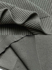 製品画像: アシンメトリーデザイン ニットセーターの全体展示画像。ユニークなアシンメトリーデザインが目を引く一着で、ルーズフィットシルエットがリラックスした雰囲気を演出。秋冬のコーディネートに最適。
詳細画像: アシンメトリーデザイン部分とリブ仕様の袖口ディテールをクローズアップした画像。柔らかな混紡素材の質感と防風性を強調。