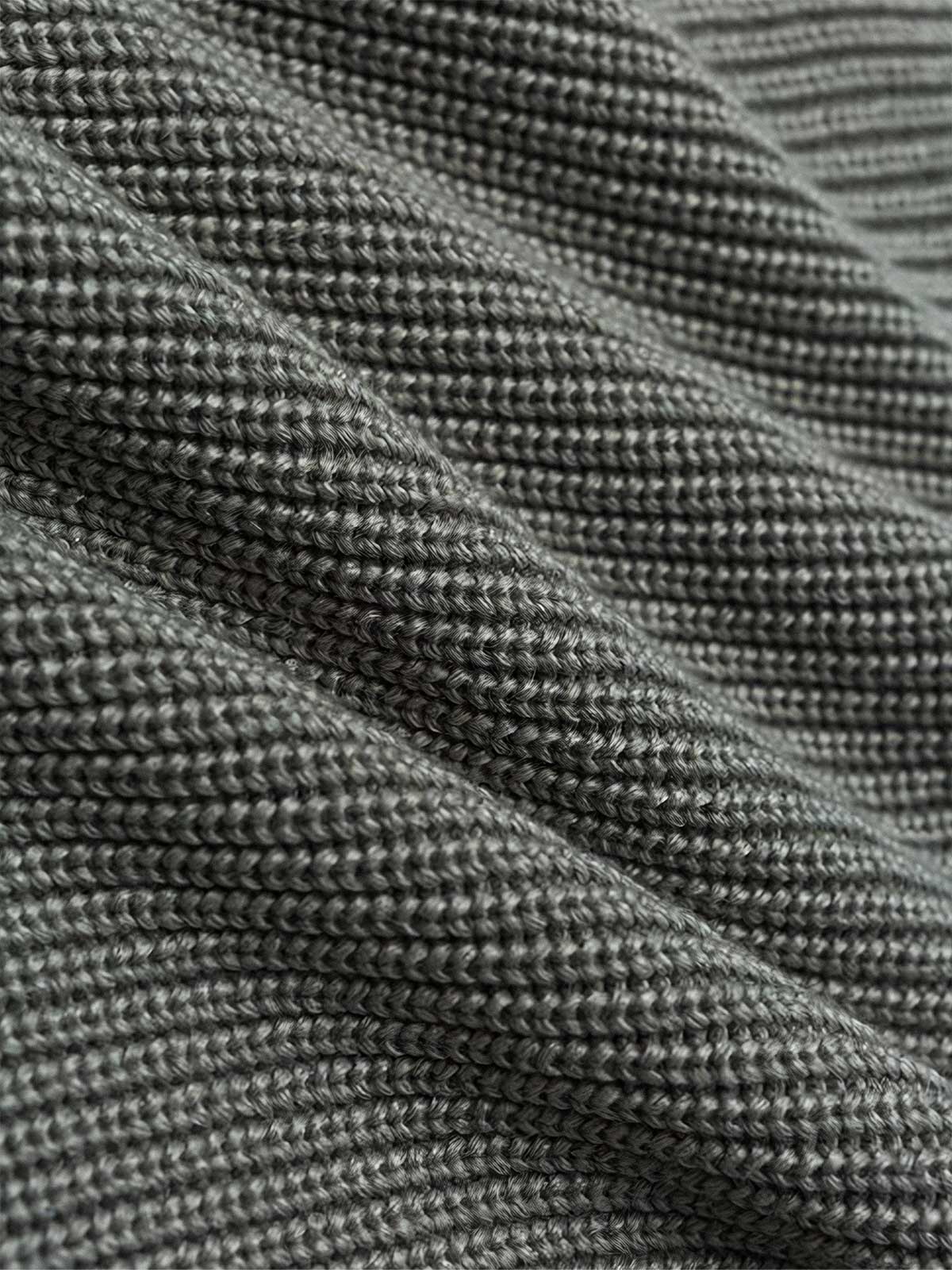 製品画像: アシンメトリーデザイン ニットセーターの全体展示画像。ユニークなアシンメトリーデザインが目を引く一着で、ルーズフィットシルエットがリラックスした雰囲気を演出。秋冬のコーディネートに最適。
詳細画像: アシンメトリーデザイン部分とリブ仕様の袖口ディテールをクローズアップした画像。柔らかな混紡素材の質感と防風性を強調。