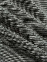 製品画像: アシンメトリーデザイン ニットセーターの全体展示画像。ユニークなアシンメトリーデザインが目を引く一着で、ルーズフィットシルエットがリラックスした雰囲気を演出。秋冬のコーディネートに最適。
詳細画像: アシンメトリーデザイン部分とリブ仕様の袖口ディテールをクローズアップした画像。柔らかな混紡素材の質感と防風性を強調。