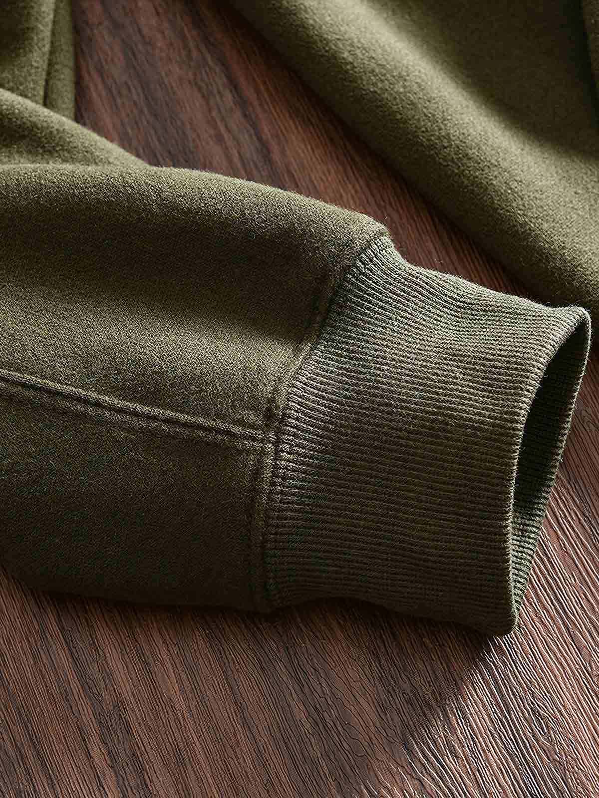 製品画像: フリースタートルネック ミリタリースウェットの全体展示画像。クラシックなタートルネックデザインと3色展開(ミリタリーグリーン、グレー、ブラック)が特徴。WWIIにインスパイアされたミリタリースタイルが際立つ。
詳細画像: 折り返し可能なタートルネック部分と袖まで続くフリース裏地のクローズアップ。防風性と保温性を両立した機能性がわかるディテール。