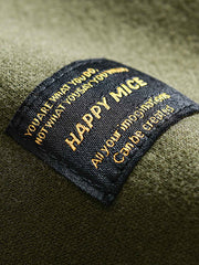 製品画像: フリースタートルネック ミリタリースウェットの全体展示画像。クラシックなタートルネックデザインと3色展開(ミリタリーグリーン、グレー、ブラック)が特徴。WWIIにインスパイアされたミリタリースタイルが際立つ。
詳細画像: 折り返し可能なタートルネック部分と袖まで続くフリース裏地のクローズアップ。防風性と保温性を両立した機能性がわかるディテール。