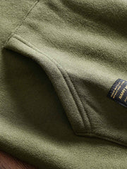 製品画像: フリースタートルネック ミリタリースウェットの全体展示画像。クラシックなタートルネックデザインと3色展開(ミリタリーグリーン、グレー、ブラック)が特徴。WWIIにインスパイアされたミリタリースタイルが際立つ。
詳細画像: 折り返し可能なタートルネック部分と袖まで続くフリース裏地のクローズアップ。防風性と保温性を両立した機能性がわかるディテール。