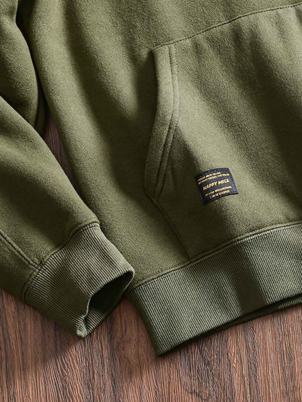 製品画像: フリースタートルネック ミリタリースウェットの全体展示画像。クラシックなタートルネックデザインと3色展開(ミリタリーグリーン、グレー、ブラック)が特徴。WWIIにインスパイアされたミリタリースタイルが際立つ。
詳細画像: 折り返し可能なタートルネック部分と袖まで続くフリース裏地のクローズアップ。防風性と保温性を両立した機能性がわかるディテール。