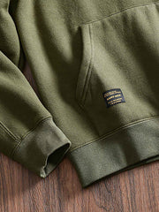 製品画像: フリースタートルネック ミリタリースウェットの全体展示画像。クラシックなタートルネックデザインと3色展開(ミリタリーグリーン、グレー、ブラック)が特徴。WWIIにインスパイアされたミリタリースタイルが際立つ。
詳細画像: 折り返し可能なタートルネック部分と袖まで続くフリース裏地のクローズアップ。防風性と保温性を両立した機能性がわかるディテール。