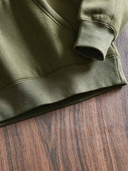 製品画像: フリースタートルネック ミリタリースウェットの全体展示画像。クラシックなタートルネックデザインと3色展開(ミリタリーグリーン、グレー、ブラック)が特徴。WWIIにインスパイアされたミリタリースタイルが際立つ。
詳細画像: 折り返し可能なタートルネック部分と袖まで続くフリース裏地のクローズアップ。防風性と保温性を両立した機能性がわかるディテール。