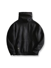 製品画像: フリースタートルネック ミリタリースウェットの全体展示画像。クラシックなタートルネックデザインと3色展開(ミリタリーグリーン、グレー、ブラック)が特徴。WWIIにインスパイアされたミリタリースタイルが際立つ。
詳細画像: 折り返し可能なタートルネック部分と袖まで続くフリース裏地のクローズアップ。防風性と保温性を両立した機能性がわかるディテール。