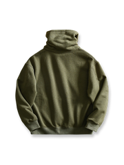 製品画像: フリースタートルネック ミリタリースウェットの全体展示画像。クラシックなタートルネックデザインと3色展開(ミリタリーグリーン、グレー、ブラック)が特徴。WWIIにインスパイアされたミリタリースタイルが際立つ。
詳細画像: 折り返し可能なタートルネック部分と袖まで続くフリース裏地のクローズアップ。防風性と保温性を両立した機能性がわかるディテール。