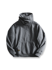 製品画像: フリースタートルネック ミリタリースウェットの全体展示画像。クラシックなタートルネックデザインと3色展開(ミリタリーグリーン、グレー、ブラック)が特徴。WWIIにインスパイアされたミリタリースタイルが際立つ。
詳細画像: 折り返し可能なタートルネック部分と袖まで続くフリース裏地のクローズアップ。防風性と保温性を両立した機能性がわかるディテール。