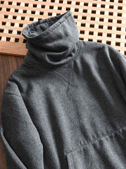 製品画像: フリースタートルネック ミリタリースウェットの全体展示画像。クラシックなタートルネックデザインと3色展開(ミリタリーグリーン、グレー、ブラック)が特徴。WWIIにインスパイアされたミリタリースタイルが際立つ。
詳細画像: 折り返し可能なタートルネック部分と袖まで続くフリース裏地のクローズアップ。防風性と保温性を両立した機能性がわかるディテール。