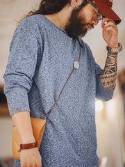 詳細画像: カチオン糸による独特な風合いとヴィンテージ感漂うブラウンのレザーパッチのディテールをクローズアップした画像。見た目の個性と高級感を強調。
モデル画像: 両面フリース起毛 長袖Tシャツを着用したモデルが、リラックスしたカジュアルコーディネートを披露。インナーとしても単独でも活躍するアイテム。