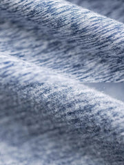 製品画像: 両面フリース起毛 クルーネック 長袖Tシャツの全体展示画像。柔らかく暖かい両面起毛素材とカチオン二色糸のデザインが特徴で、秋冬シーズンに最適なアイテム。
詳細画像: カチオン糸による独特な風合いとヴィンテージ感漂うブラウンのレザーパッチのディテールをクローズアップした画像。見た目の個性と高級感を強調。