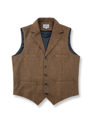 製品画像: ウールツイード スーツベストの全体展示画像。重厚なウール混紡ツイード素材とクラシックなブリティッシュスタイルが際立つデザイン。ビジネスからカジュアルまで幅広く活躍する一着。
詳細画像: ウール混紡ツイード素材の風合いと精密なジャケットカットをクローズアップしたディテール画像。高級感と保温性が感じられる仕上がりを強調。
