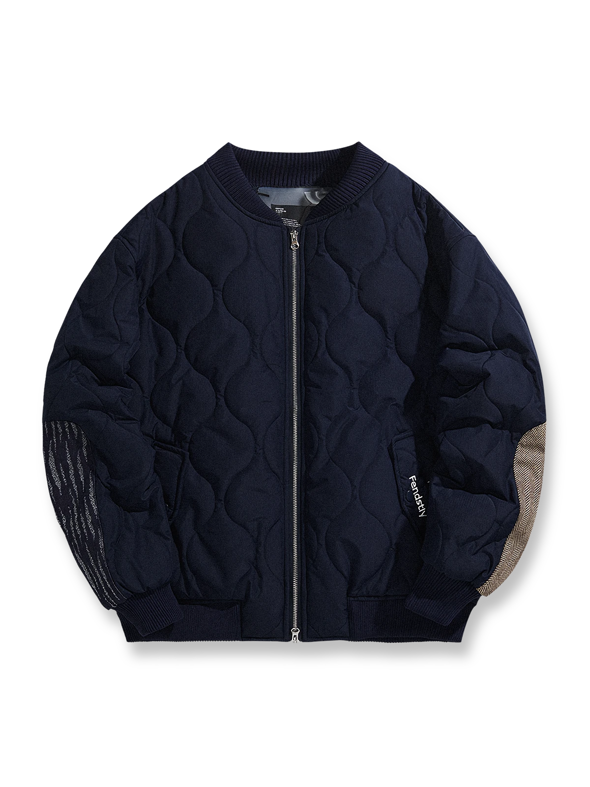 製品画像
ダイヤ柄キルティング パッチワーク スタジャン レトロなダイヤ柄キルティングデザインと実用的な厚手素材を使用し、快適さとスタイルを両立。
詳細画像
ダイヤ柄キルティングデザインとパッチワークディテール 厚手の素材感が伝わるディテール画像。