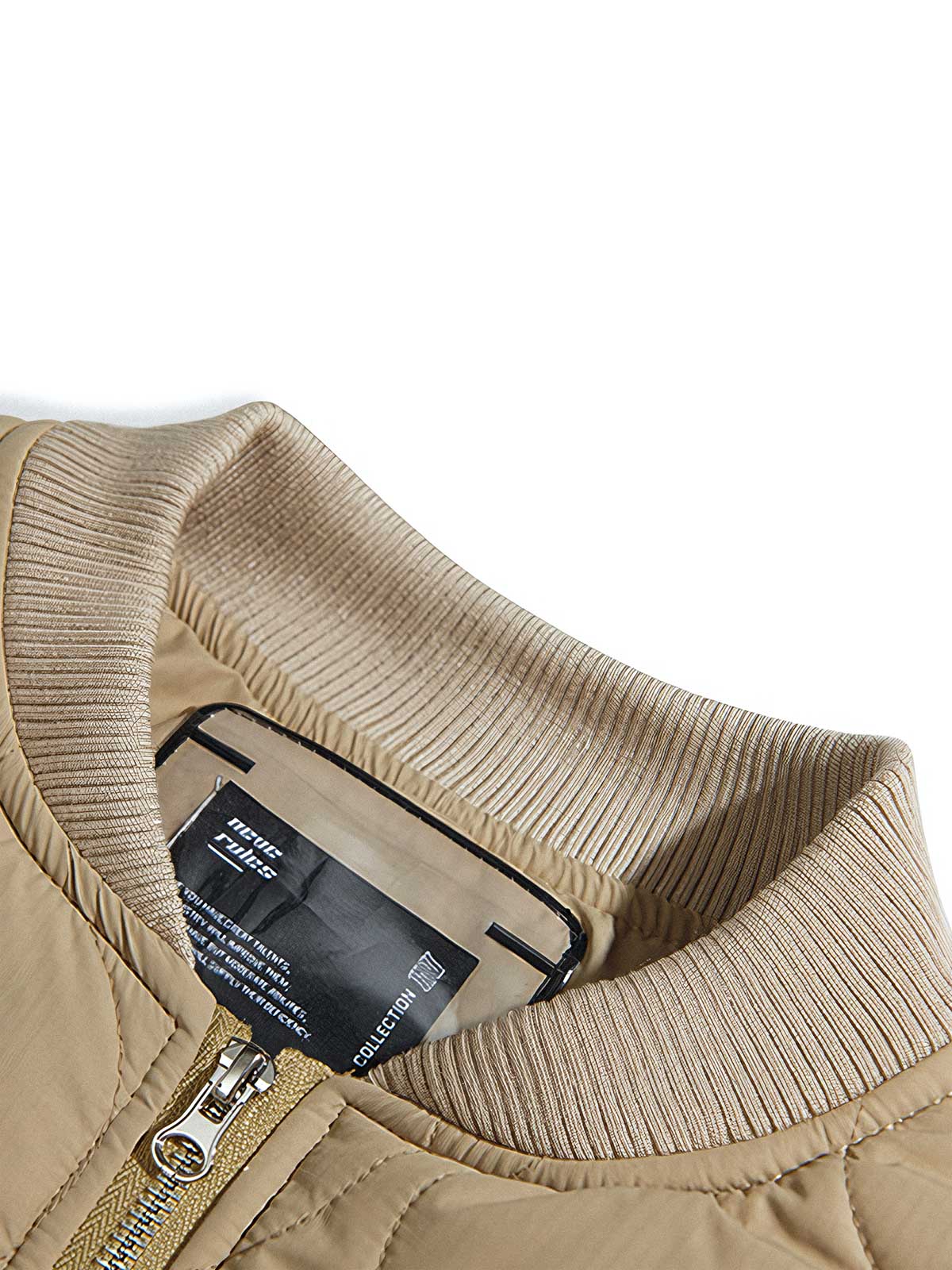 製品画像
ダイヤ柄キルティング パッチワーク スタジャン レトロなダイヤ柄キルティングデザインと実用的な厚手素材を使用し、快適さとスタイルを両立。
詳細画像
ダイヤ柄キルティングデザインとパッチワークディテール 厚手の素材感が伝わるディテール画像。