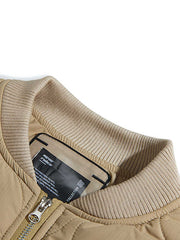 製品画像
ダイヤ柄キルティング パッチワーク スタジャン レトロなダイヤ柄キルティングデザインと実用的な厚手素材を使用し、快適さとスタイルを両立。
詳細画像
ダイヤ柄キルティングデザインとパッチワークディテール 厚手の素材感が伝わるディテール画像。