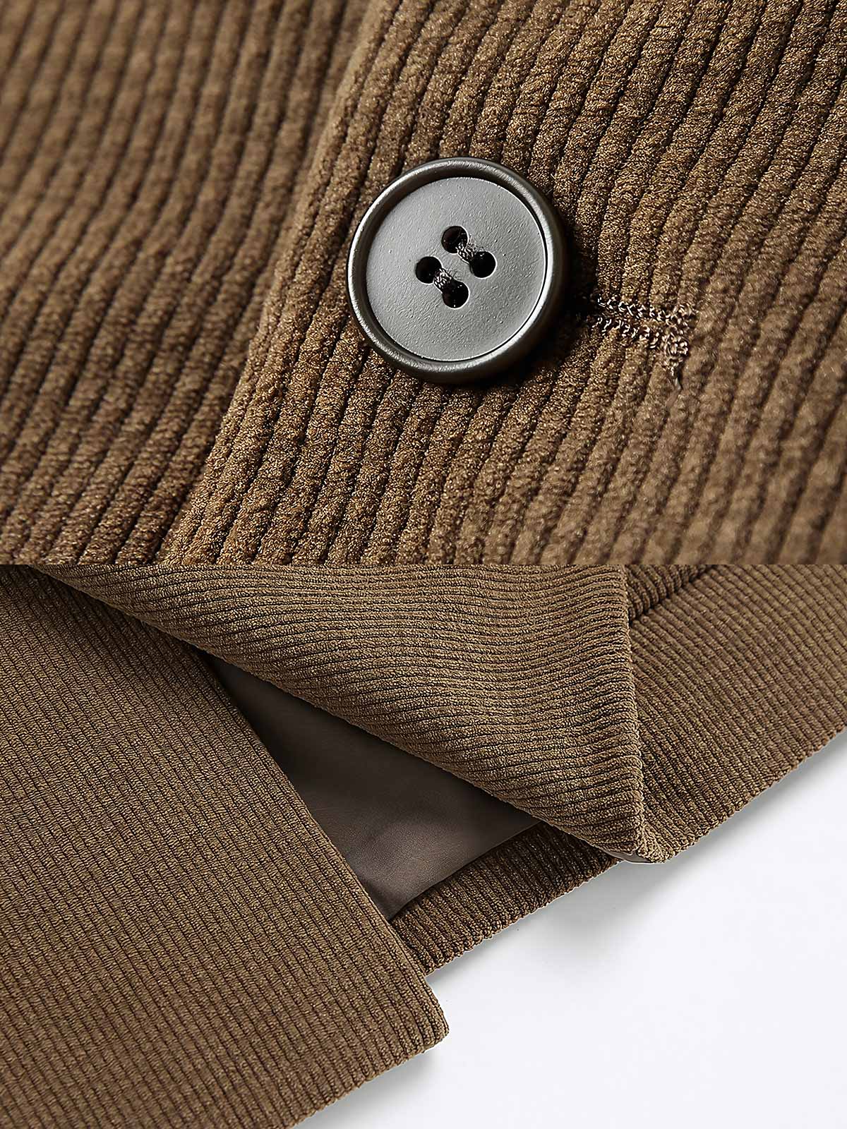 製品画像
コーデュロイカジュアルスーツ しっかりとした形状を保つコーデュロイ素材を使用、シワになりにくく毛玉ができにくいエレガンスとカジュアルを両立したデザイン。
詳細画像
コーデュロイ素材の質感とディテール、シンプルでエレガントなデザインのカジュアルスーツ。