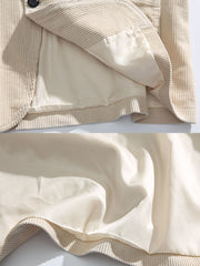 製品画像
多ポケットコーデュロイカジュアルスーツ 100%コットンのコーデュロイ素材を使用し、カジュアルさとエレガンスを兼ね備えた万能アイテム。ポケットデザインが機能性を...
詳細画像
多ポケットコーデュロイカジュアルスーツのディテール しっかりとしたコーデュロイ素材、エレガントな仕立て、実用的なポケットデザインが特徴。