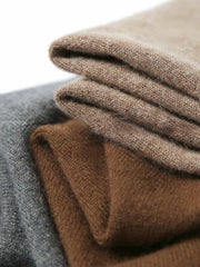 製品画像
タートルネックカシミヤセーター 柔らかくふわっとした触感、優れた保温性を兼ね備えた軽量で快適なカシミヤセーター。
素材の90.2%はカシミヤを使用し、肌触りが良く、寒い季節にもぴったりです。シンプルで上品なデザインが特徴。
詳細画像
タートルネックカシミヤセーターのネック部分と袖口のディテール画像。
柔らかなカシミヤ素材と、精緻な仕立てで作られたネックラインと袖口部分が特徴です。