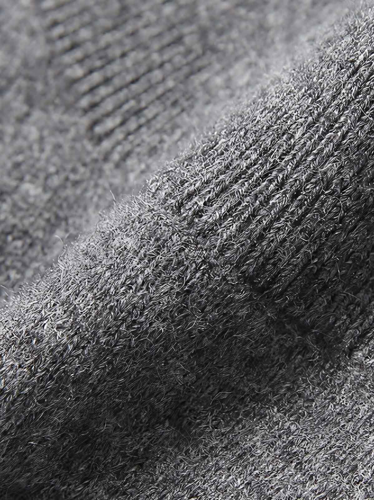 製品画像
タートルネックカシミヤセーター 柔らかくふわっとした触感、優れた保温性を兼ね備えた軽量で快適なカシミヤセーター。
素材の90.2%はカシミヤを使用し、肌触りが良く、寒い季節にもぴったりです。シンプルで上品なデザインが特徴。
詳細画像
タートルネックカシミヤセーターのネック部分と袖口のディテール画像。
柔らかなカシミヤ素材と、精緻な仕立てで作られたネックラインと袖口部分が特徴です。