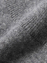 製品画像
タートルネックカシミヤセーター 柔らかくふわっとした触感、優れた保温性を兼ね備えた軽量で快適なカシミヤセーター。
素材の90.2%はカシミヤを使用し、肌触りが良く、寒い季節にもぴったりです。シンプルで上品なデザインが特徴。
詳細画像
タートルネックカシミヤセーターのネック部分と袖口のディテール画像。
柔らかなカシミヤ素材と、精緻な仕立てで作られたネックラインと袖口部分が特徴です。