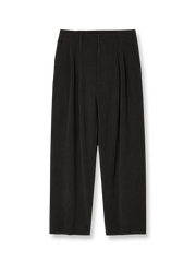 製品画像
ストレートコーデュロイワイドパンツ しっかりとした形状を保ち、快適な履き心地を提供するレトロなデザインのコーデュロイワイドパンツ。特別染色された粗目のコーデュロイ素材を使用し、どんなスタイルにも合わせやすく、万能なアイテム。
詳細画像
ストレートコーデュロイワイドパンツのディテール 特別染色された粗目のコーデュロイ生地と、しっかりとした縫製で、耐久性と快適性を兼ね備えたデザイン。