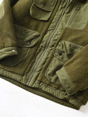 製品画像
フリース パッチワーク フード付き 中綿ジャケットの全体像。高密度フリース素材と耐久性のあるパッチワークデザインが特徴的なアウター。
詳細画像
高密度フリースと耐磨性に優れた織布パッチワークのテクスチャ、ダイヤ柄キルティング裏地、中綿ズレ防止仕様、大容量4ポケットのディテール特写。