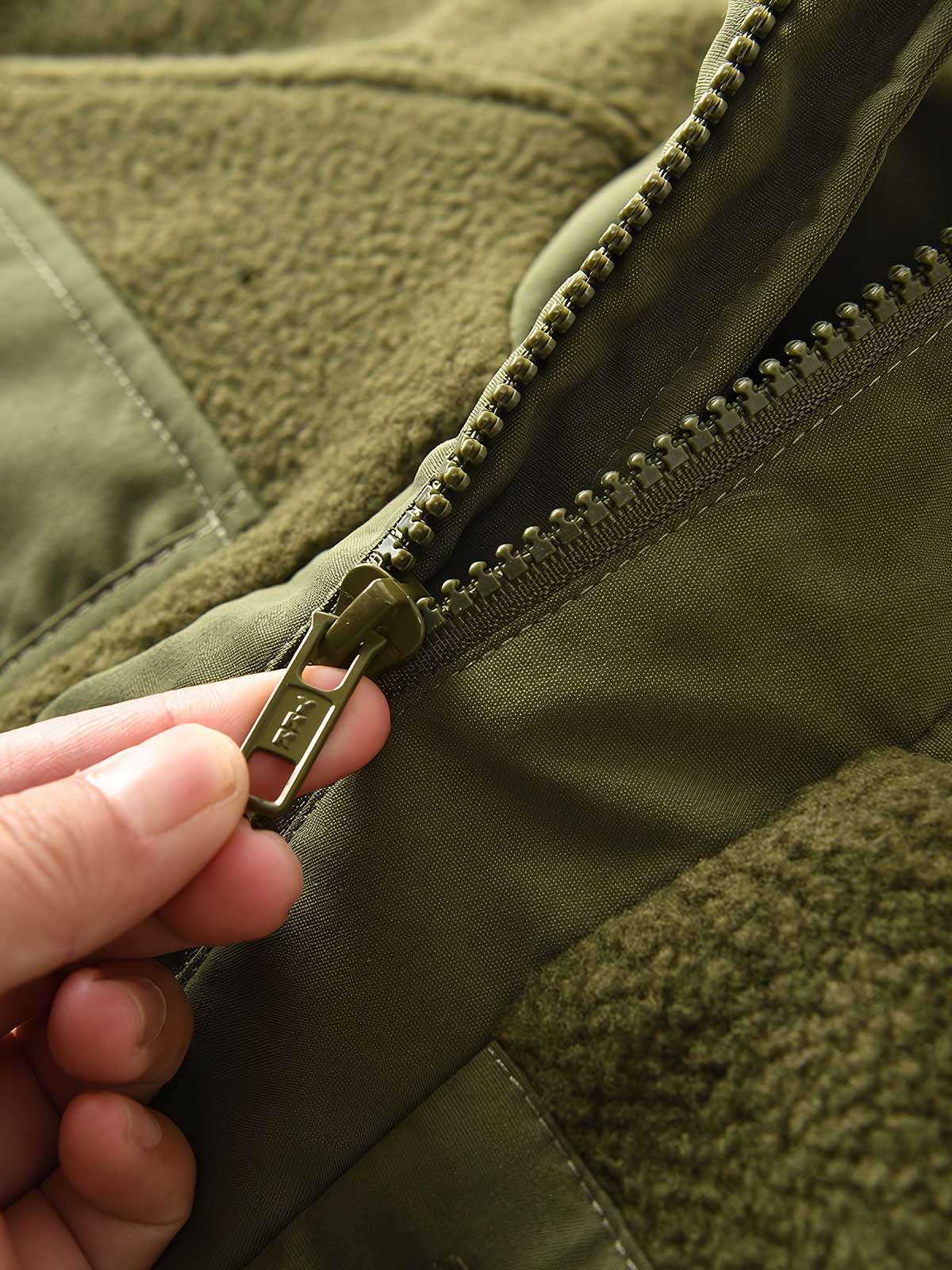 製品画像
フリース パッチワーク フード付き 中綿ジャケットの全体像。高密度フリース素材と耐久性のあるパッチワークデザインが特徴的なアウター。
詳細画像
高密度フリースと耐磨性に優れた織布パッチワークのテクスチャ、ダイヤ柄キルティング裏地、中綿ズレ防止仕様、大容量4ポケットのディテール特写。