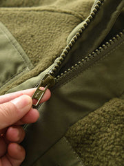 製品画像
フリース パッチワーク フード付き 中綿ジャケットの全体像。高密度フリース素材と耐久性のあるパッチワークデザインが特徴的なアウター。
詳細画像
高密度フリースと耐磨性に優れた織布パッチワークのテクスチャ、ダイヤ柄キルティング裏地、中綿ズレ防止仕様、大容量4ポケットのディテール特写。