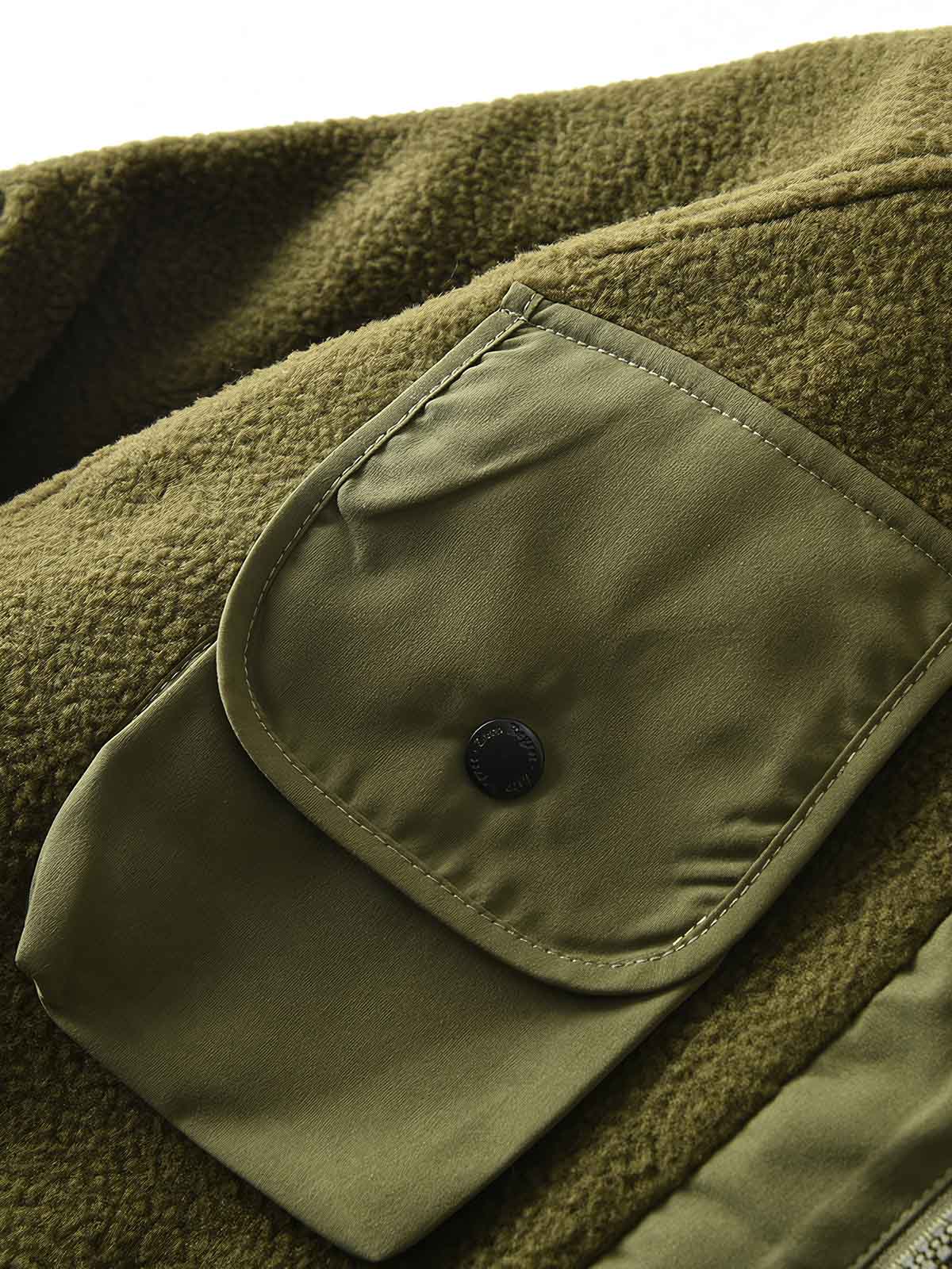 製品画像
フリース パッチワーク フード付き 中綿ジャケットの全体像。高密度フリース素材と耐久性のあるパッチワークデザインが特徴的なアウター。
詳細画像
高密度フリースと耐磨性に優れた織布パッチワークのテクスチャ、ダイヤ柄キルティング裏地、中綿ズレ防止仕様、大容量4ポケットのディテール特写。