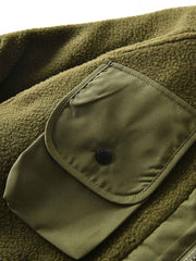 製品画像
フリース パッチワーク フード付き 中綿ジャケットの全体像。高密度フリース素材と耐久性のあるパッチワークデザインが特徴的なアウター。
詳細画像
高密度フリースと耐磨性に優れた織布パッチワークのテクスチャ、ダイヤ柄キルティング裏地、中綿ズレ防止仕様、大容量4ポケットのディテール特写。