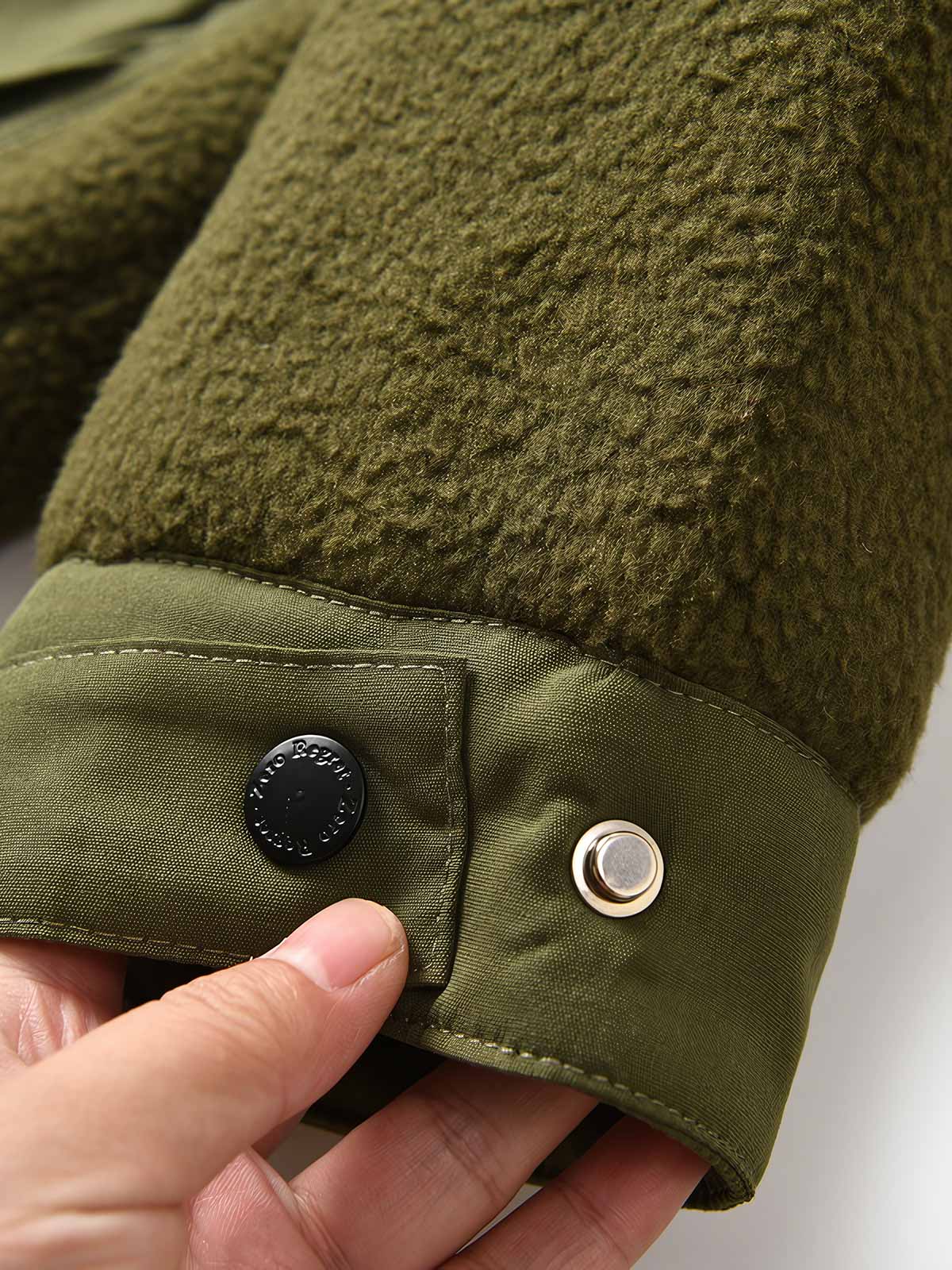 製品画像
フリース パッチワーク フード付き 中綿ジャケットの全体像。高密度フリース素材と耐久性のあるパッチワークデザインが特徴的なアウター。
詳細画像
高密度フリースと耐磨性に優れた織布パッチワークのテクスチャ、ダイヤ柄キルティング裏地、中綿ズレ防止仕様、大容量4ポケットのディテール特写。