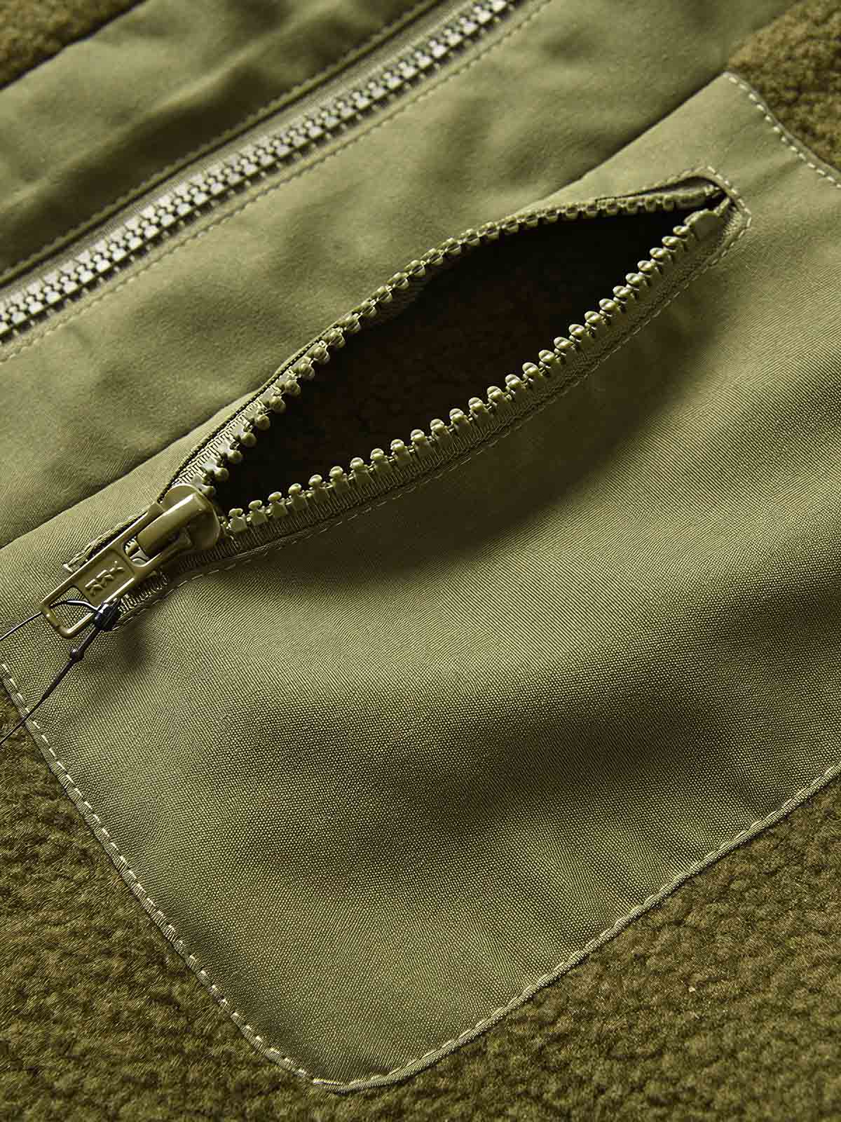 製品画像
フリース パッチワーク フード付き 中綿ジャケットの全体像。高密度フリース素材と耐久性のあるパッチワークデザインが特徴的なアウター。
詳細画像
高密度フリースと耐磨性に優れた織布パッチワークのテクスチャ、ダイヤ柄キルティング裏地、中綿ズレ防止仕様、大容量4ポケットのディテール特写。