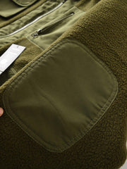 製品画像
フリース パッチワーク フード付き 中綿ジャケットの全体像。高密度フリース素材と耐久性のあるパッチワークデザインが特徴的なアウター。
詳細画像
高密度フリースと耐磨性に優れた織布パッチワークのテクスチャ、ダイヤ柄キルティング裏地、中綿ズレ防止仕様、大容量4ポケットのディテール特写。