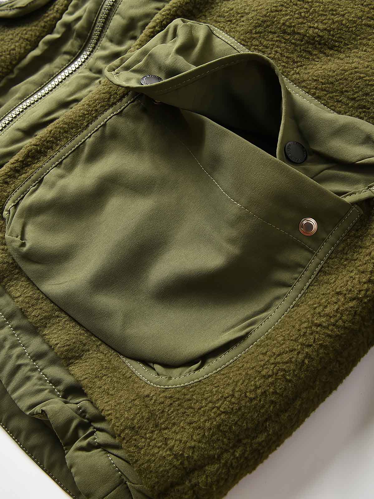 製品画像
フリース パッチワーク フード付き 中綿ジャケットの全体像。高密度フリース素材と耐久性のあるパッチワークデザインが特徴的なアウター。
詳細画像
高密度フリースと耐磨性に優れた織布パッチワークのテクスチャ、ダイヤ柄キルティング裏地、中綿ズレ防止仕様、大容量4ポケットのディテール特写。