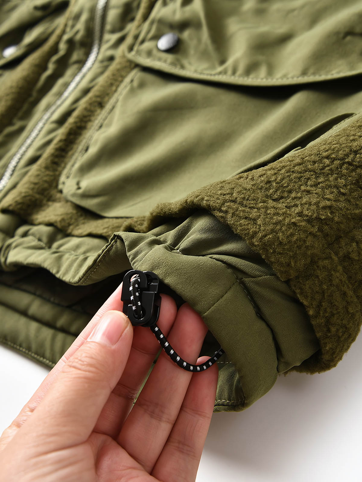 製品画像
フリース パッチワーク フード付き 中綿ジャケットの全体像。高密度フリース素材と耐久性のあるパッチワークデザインが特徴的なアウター。
詳細画像
高密度フリースと耐磨性に優れた織布パッチワークのテクスチャ、ダイヤ柄キルティング裏地、中綿ズレ防止仕様、大容量4ポケットのディテール特写。