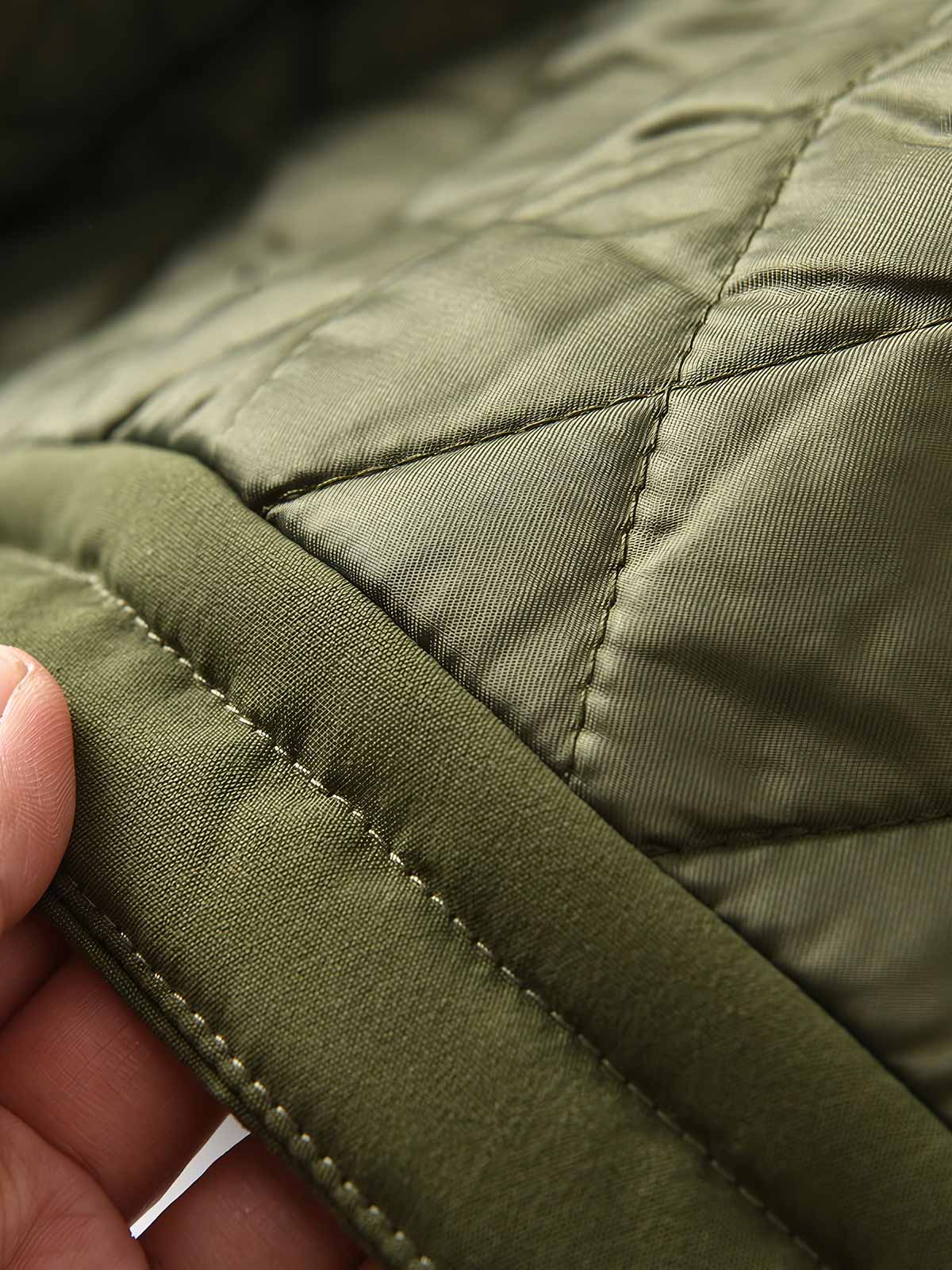 製品画像
フリース パッチワーク フード付き 中綿ジャケットの全体像。高密度フリース素材と耐久性のあるパッチワークデザインが特徴的なアウター。
詳細画像
高密度フリースと耐磨性に優れた織布パッチワークのテクスチャ、ダイヤ柄キルティング裏地、中綿ズレ防止仕様、大容量4ポケットのディテール特写。