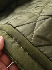 製品画像
フリース パッチワーク フード付き 中綿ジャケットの全体像。高密度フリース素材と耐久性のあるパッチワークデザインが特徴的なアウター。
詳細画像
高密度フリースと耐磨性に優れた織布パッチワークのテクスチャ、ダイヤ柄キルティング裏地、中綿ズレ防止仕様、大容量4ポケットのディテール特写。