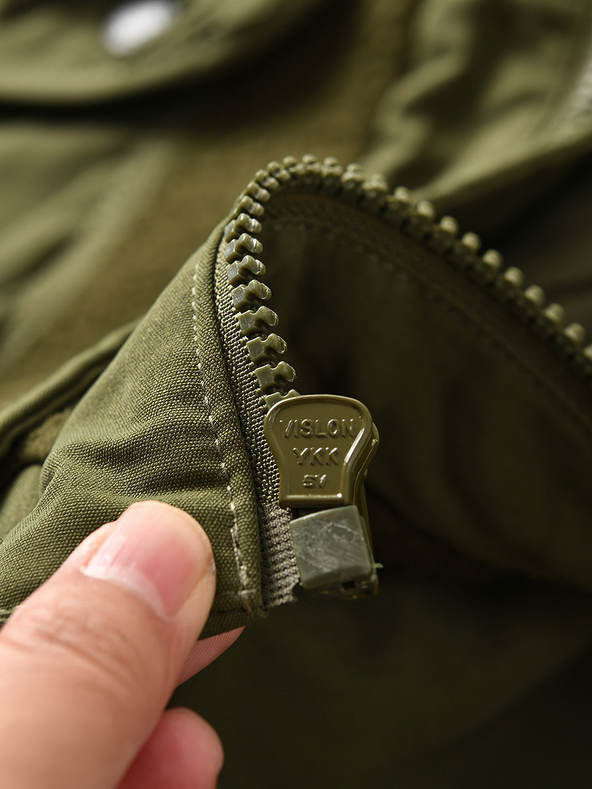 製品画像
フリース パッチワーク フード付き 中綿ジャケットの全体像。高密度フリース素材と耐久性のあるパッチワークデザインが特徴的なアウター。
詳細画像
高密度フリースと耐磨性に優れた織布パッチワークのテクスチャ、ダイヤ柄キルティング裏地、中綿ズレ防止仕様、大容量4ポケットのディテール特写。