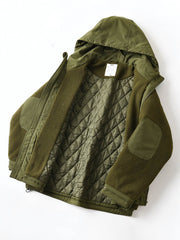 製品画像
フリース パッチワーク フード付き 中綿ジャケットの全体像。高密度フリース素材と耐久性のあるパッチワークデザインが特徴的なアウター。
詳細画像
高密度フリースと耐磨性に優れた織布パッチワークのテクスチャ、ダイヤ柄キルティング裏地、中綿ズレ防止仕様、大容量4ポケットのディテール特写。