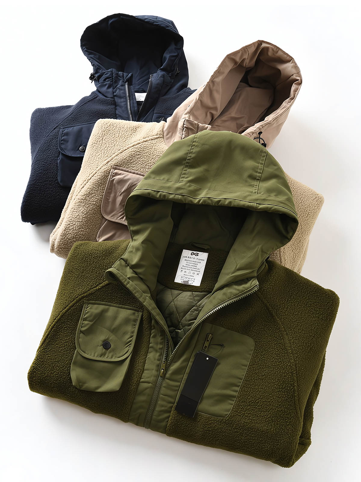 製品画像
フリース パッチワーク フード付き 中綿ジャケットの全体像。高密度フリース素材と耐久性のあるパッチワークデザインが特徴的なアウター。
詳細画像
高密度フリースと耐磨性に優れた織布パッチワークのテクスチャ、ダイヤ柄キルティング裏地、中綿ズレ防止仕様、大容量4ポケットのディテール特写。