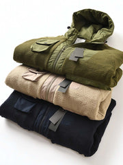 製品画像
フリース パッチワーク フード付き 中綿ジャケットの全体像。高密度フリース素材と耐久性のあるパッチワークデザインが特徴的なアウター。
詳細画像
高密度フリースと耐磨性に優れた織布パッチワークのテクスチャ、ダイヤ柄キルティング裏地、中綿ズレ防止仕様、大容量4ポケットのディテール特写。