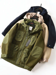 製品画像
フリース パッチワーク フード付き 中綿ジャケットの全体像。高密度フリース素材と耐久性のあるパッチワークデザインが特徴的なアウター。
詳細画像
高密度フリースと耐磨性に優れた織布パッチワークのテクスチャ、ダイヤ柄キルティング裏地、中綿ズレ防止仕様、大容量4ポケットのディテール特写。