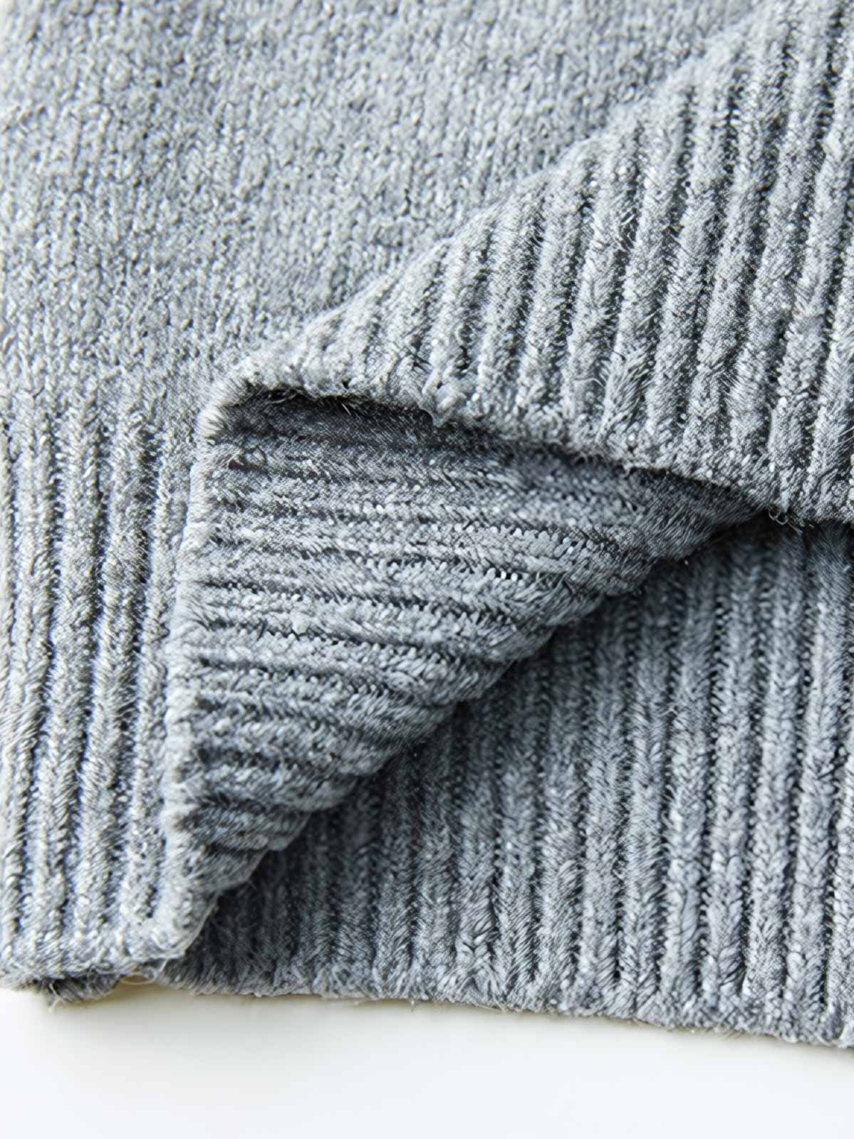 製品画像
ウール混紡フード付きニットセーター全体図。シンプルなフードデザインと厚みのある5ゲージ編みが特徴で、起毛加工により柔らかな肌触りを実現した中厚ニットセーター。ブルー、コーヒー、グレー、グリーンの4色展開。
詳細画像
裾のリブ編みデザイン、袖口の耐久性強化ディテール、フードのドローストリング仕様、起毛加工が施された高品質なウール混紡素材、5ゲージ9本取り編みの質感特写。