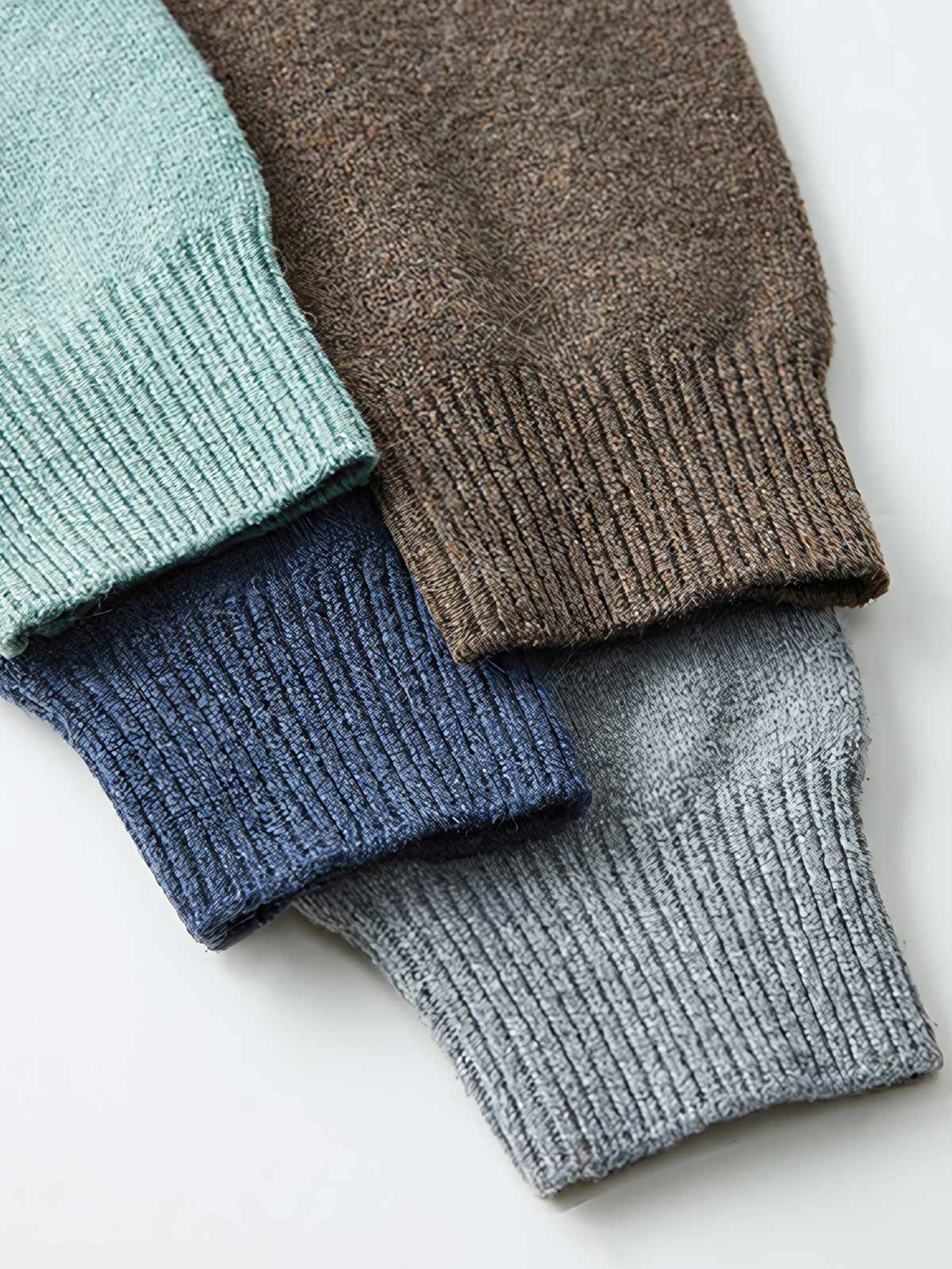 製品画像
ウール混紡フード付きニットセーター全体図。シンプルなフードデザインと厚みのある5ゲージ編みが特徴で、起毛加工により柔らかな肌触りを実現した中厚ニットセーター。ブルー、コーヒー、グレー、グリーンの4色展開。
詳細画像
裾のリブ編みデザイン、袖口の耐久性強化ディテール、フードのドローストリング仕様、起毛加工が施された高品質なウール混紡素材、5ゲージ9本取り編みの質感特写。