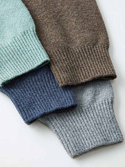 製品画像
ウール混紡フード付きニットセーター全体図。シンプルなフードデザインと厚みのある5ゲージ編みが特徴で、起毛加工により柔らかな肌触りを実現した中厚ニットセーター。ブルー、コーヒー、グレー、グリーンの4色展開。
詳細画像
裾のリブ編みデザイン、袖口の耐久性強化ディテール、フードのドローストリング仕様、起毛加工が施された高品質なウール混紡素材、5ゲージ9本取り編みの質感特写。