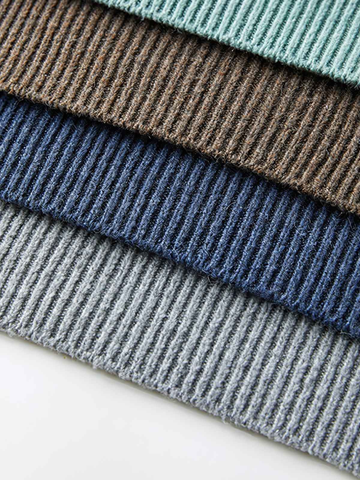 製品画像
ウール混紡フード付きニットセーター全体図。シンプルなフードデザインと厚みのある5ゲージ編みが特徴で、起毛加工により柔らかな肌触りを実現した中厚ニットセーター。ブルー、コーヒー、グレー、グリーンの4色展開。
詳細画像
裾のリブ編みデザイン、袖口の耐久性強化ディテール、フードのドローストリング仕様、起毛加工が施された高品質なウール混紡素材、5ゲージ9本取り編みの質感特写。